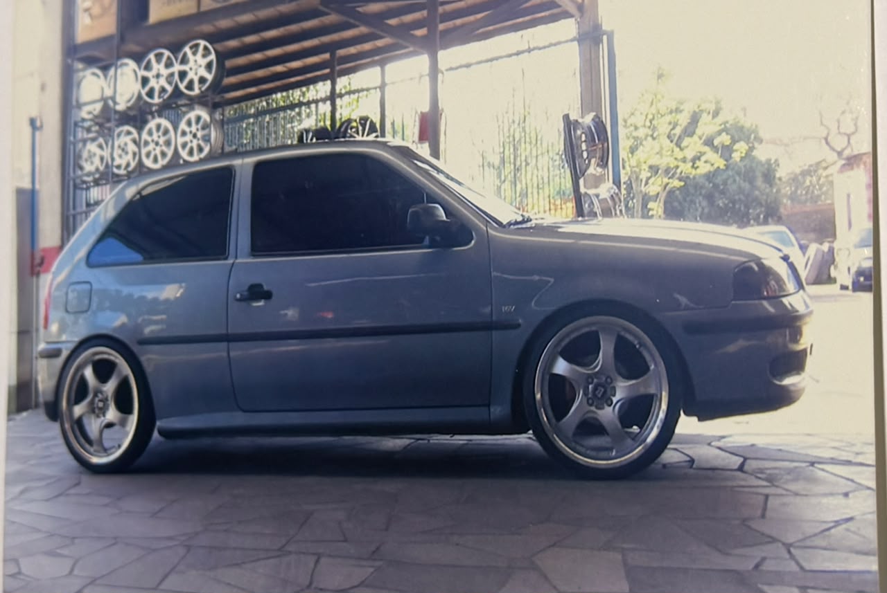 VW Gol grafite rebaixado com rodas de liga leve