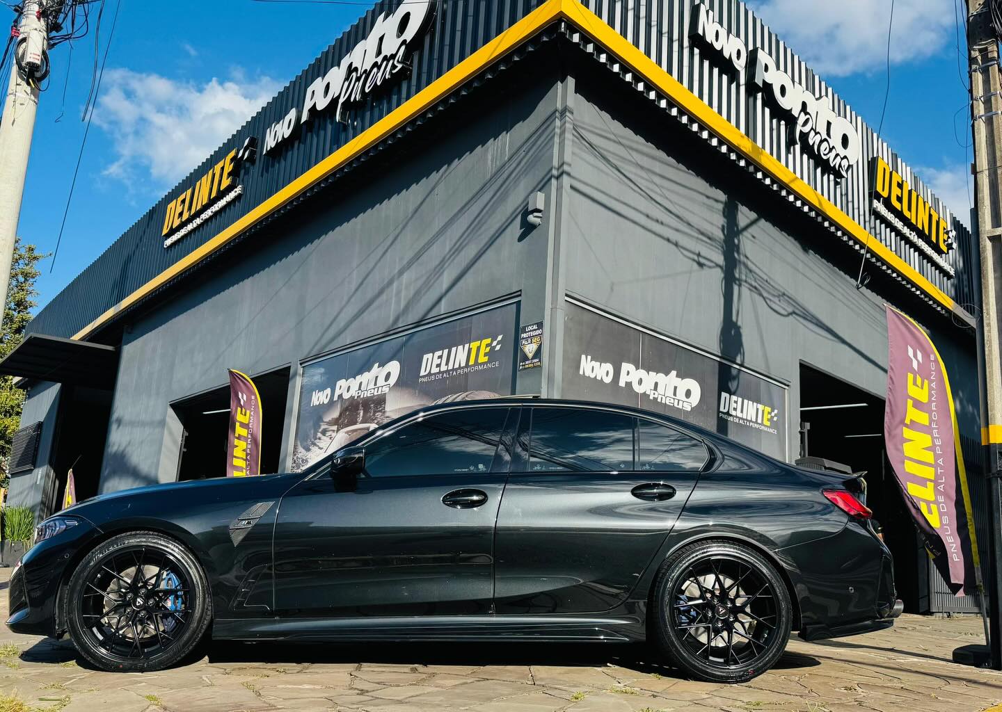 BMW M3 preta com rodas esportivas