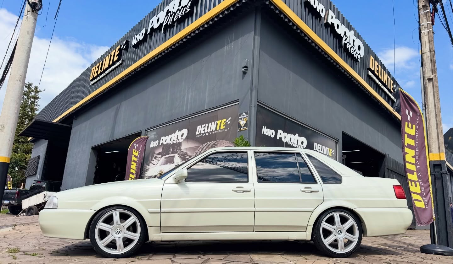 VW Santana bege rebaixado