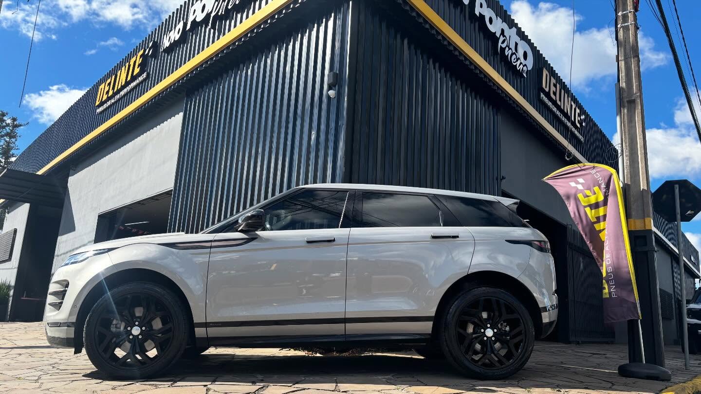 Range Rover Evoque branca com rodas pretas