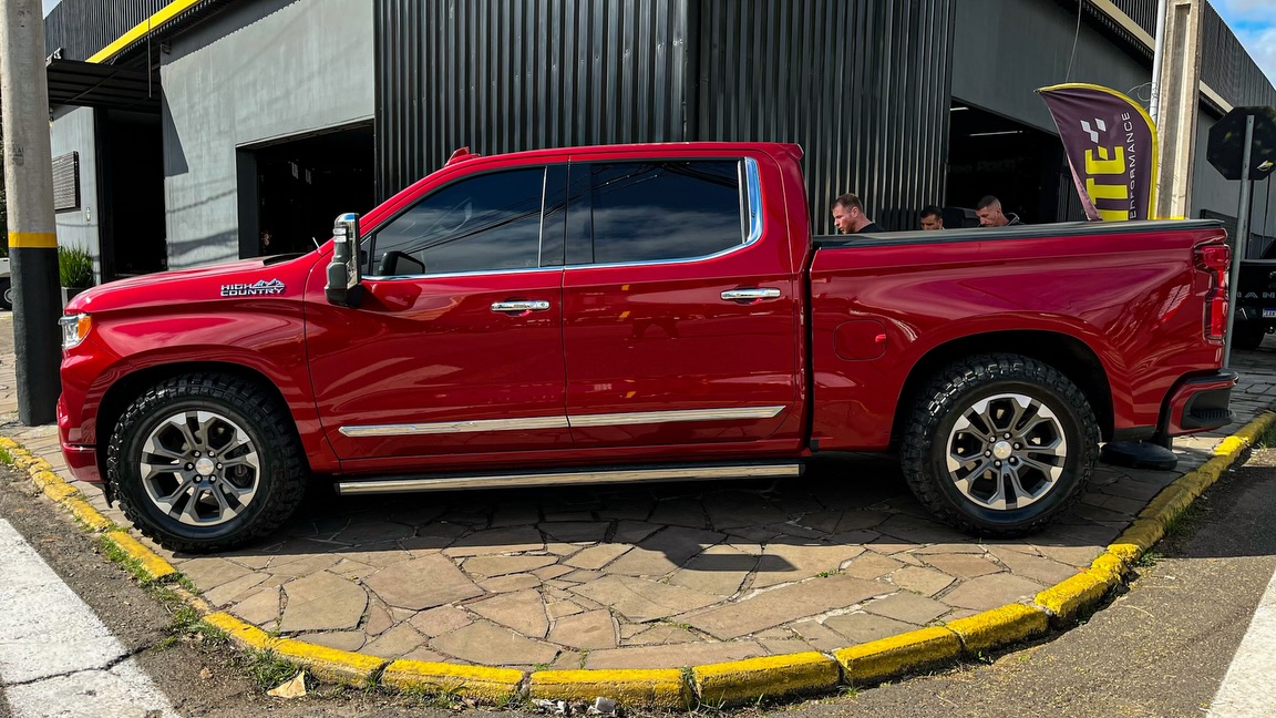 Chevrolet Silverado High Country vermelha