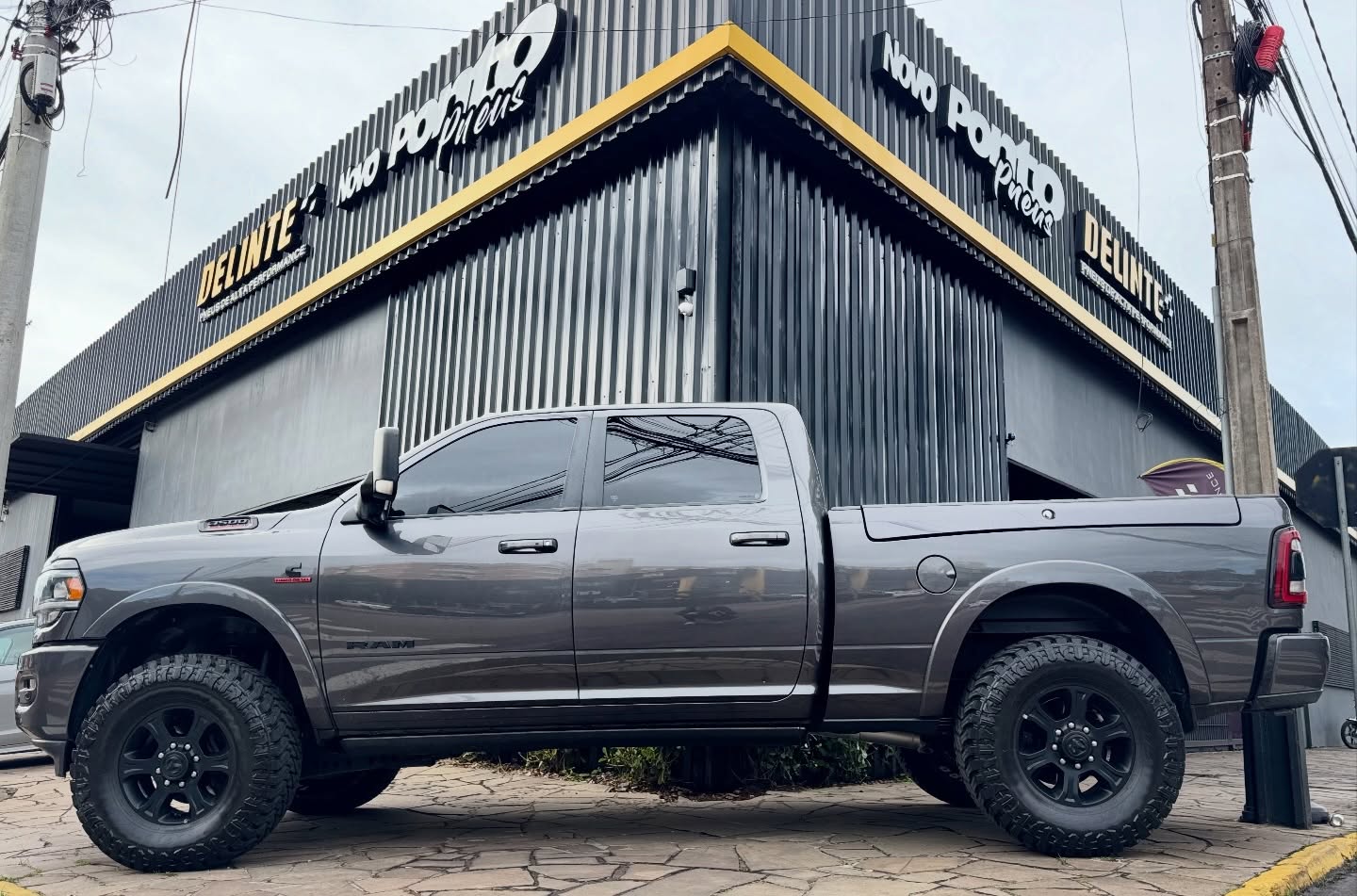 RAM 2500 grafite com snorkel