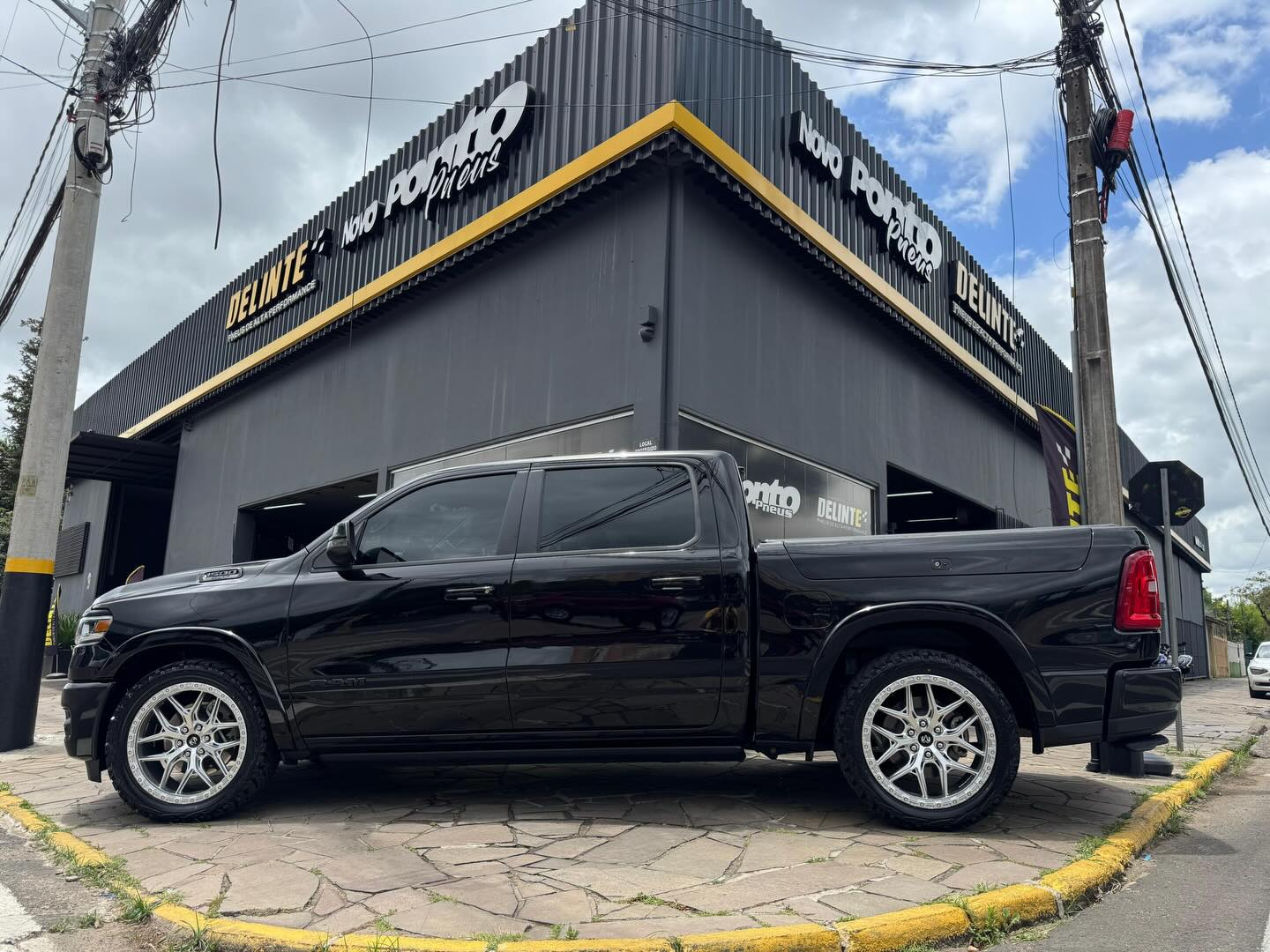 RAM 2500 branca com rodas off-road